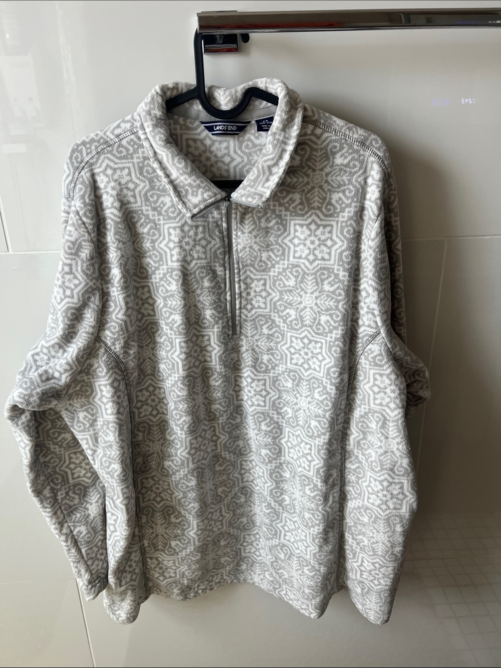 Land’s End 2X half zip fleece like new, grey and white snowflake pattern